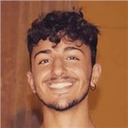 Studente di giurisprudenza impartisce lezioni per studenti di scuole di grado secondario o inferiori